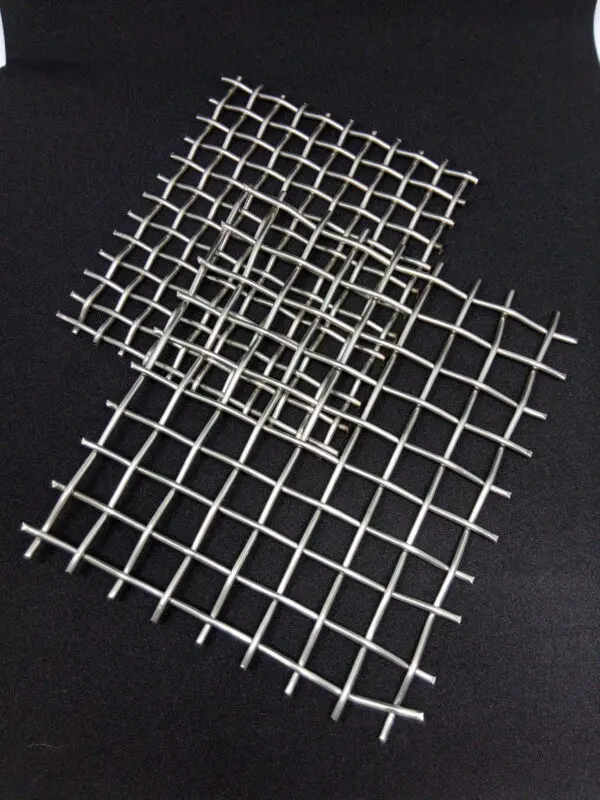 ステンレス金網 10メッシュ 200×300 ［1枚］メッシュ・パンチング板 |ネジ・ボルト・DIY金具の YHT NET SHOP（ワイ エイチ  ティー ネットショップ）八幡ねじ Juxkovこのステンレス鋼メッシュは、多岐にわたる場面で活用できる高機能な金属製網製品で、ステンレス鋼の耐食性・強度と、必要に応じ